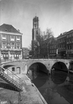 818020 Gezicht op het café Het Gildenhuis (Lijnmarkt 50) en de Gaardbrug over de Oudegracht te Utrecht; op de ...